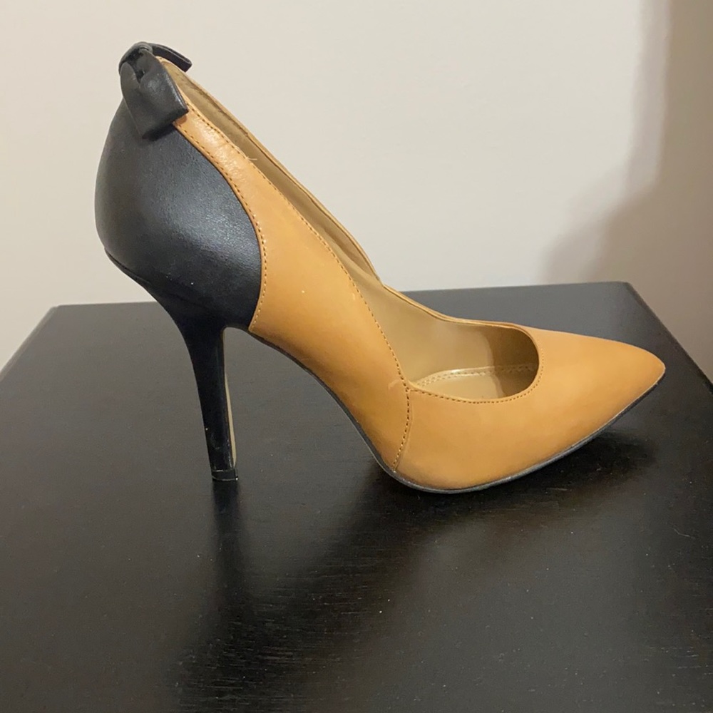 Jessica Simpson Brown and Black Pumps